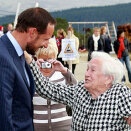 Crown Prince Haakon meets 86 years old Marit Dahlen (Photo: Lise Åserud / Scanpix).